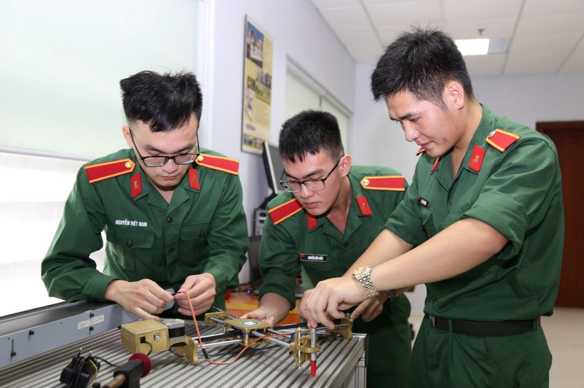 Học viên học tập, nghiên cứu tại Học viện Kỹ thuật quân sự. (Ảnh: MTA)