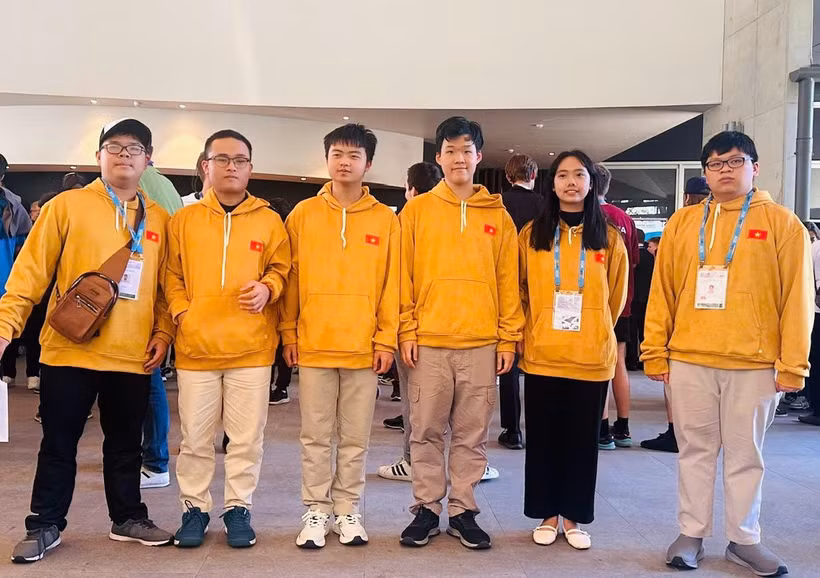 6 học sinh trong đội tuyển Việt Nam tham dự Olympic Toán quốc tế (IMO) lần thứ 66, năm 2025 (Ảnh: MOET)