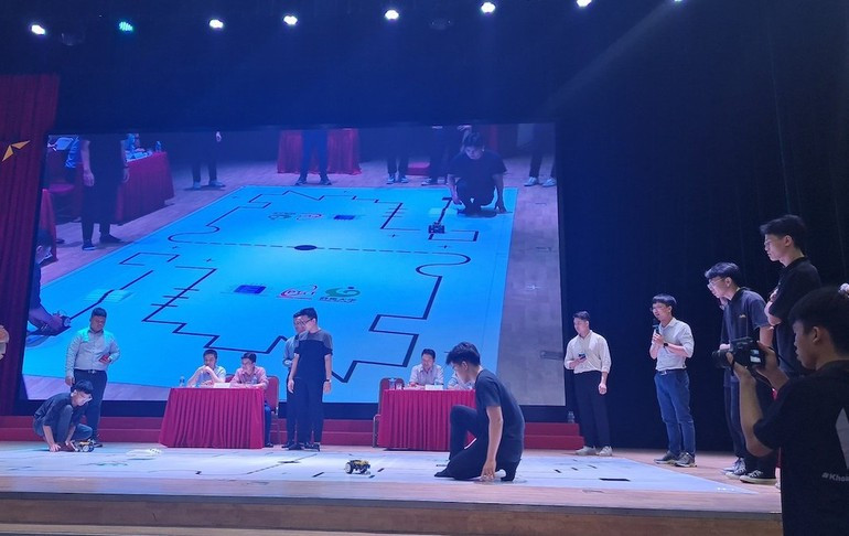 Sinh viên tham gia một cuộc thi lập trình robot, diễn ra tại Học viện Công nghệ Bưu chính Viễn thông (Ảnh: PTIT)