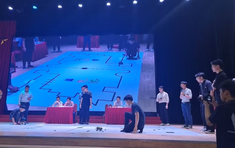 Sinh viên tham gia một cuộc thi lập trình robot, diễn ra tại Học viện Công nghệ Bưu chính Viễn thông (Ảnh: PTIT)