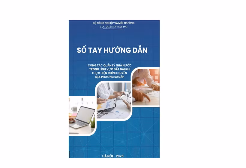 Sổ tay hướng dẫn công tác quản lý đất đai giúp chính quyền cấp tỉnh, cấp xã triển khai hiệu quả các nhiệm vụ khi thực hiện mô hình chính quyền địa phương 2 cấp. (Ảnh: TRƯỜNG GIANG)