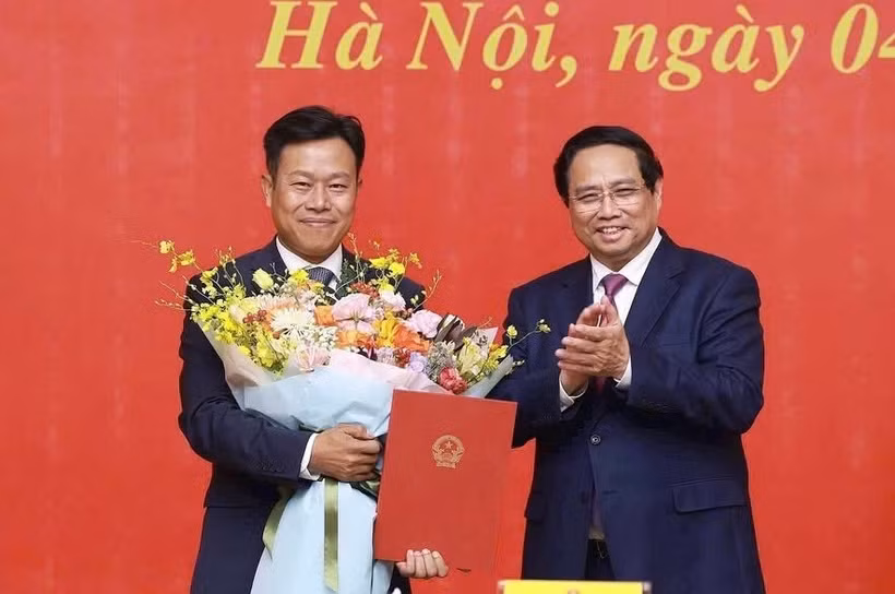 Thủ tướng Phạm Minh Chính trao Quyết định điều động, bổ nhiệm GS,TS Lê Quân, Giám đốc Đại học Quốc gia Hà Nội, giữ chức Thứ trưởng Giáo dục và Đào tạo. (Ảnh: TTXVN)