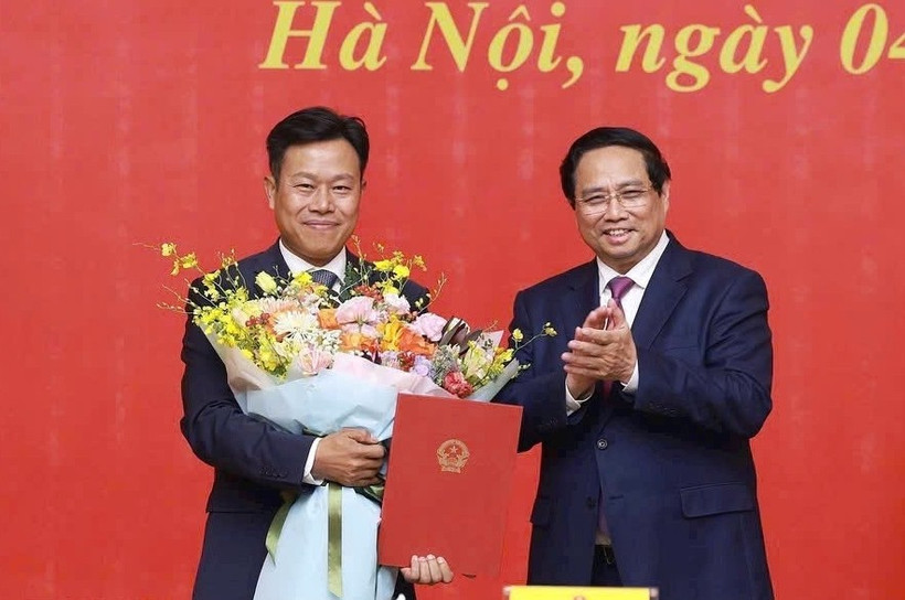 Thủ tướng Phạm Minh Chính trao Quyết định điều động, bổ nhiệm GS,TS Lê Quân, Giám đốc Đại học Quốc gia Hà Nội, giữ chức Thứ trưởng Giáo dục và Đào tạo. (Ảnh: TTXVN)
