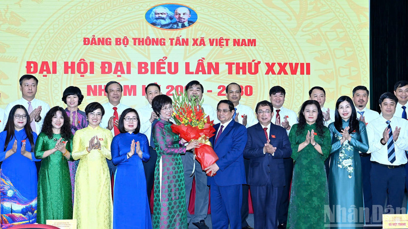 Thủ tướng Phạm Minh Chính tặng hoa chúc mừng Ban Chấp hành Đảng bộ Thông tấn xã Việt Nam, nhiệm kỳ 2025-2030.