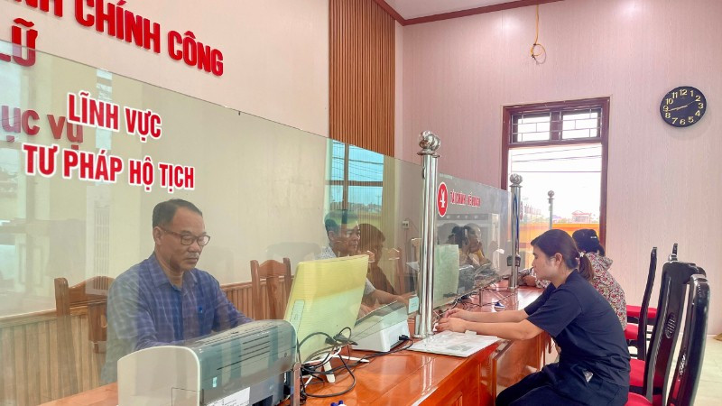 Trung tâm phục vụ hành chính công xã Tiên Lữ, tỉnh Hưng Yên phục vụ nhân dân đến làm thủ tục hành chính