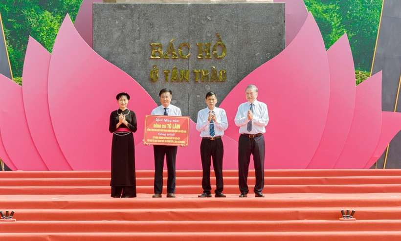 Tổng Bí thư Tô Lâm trao tượng trưng kinh phí xây dựng Trường phổ thông nội trú liên cấp tiểu học & THCS xã Thanh Thủy. (Ảnh: Bộ Giáo dục và Đào tạo)