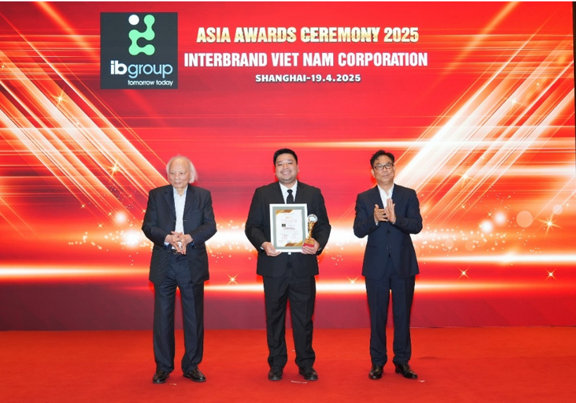 Ông Tony Nguyen - Giám đốc Quan hệ quốc tế IB Group Việt Nam nhận giải Top 10 Thương hiệu mạnh châu Á 2025.