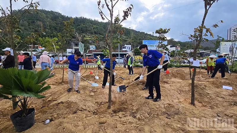 Các bạn đoàn viên thanh niên tham gia trồng cây.