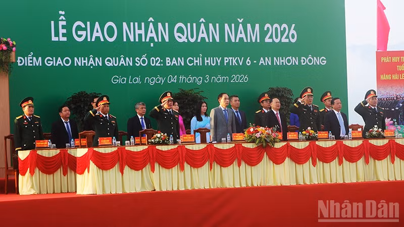 Các đại biểu thực hiện nghi thức chào cờ.