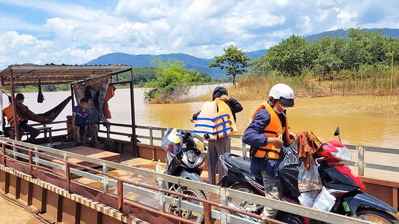 Hoạt động vận tải đường thủy tại bến đò A Sanh đi vào nền nếp.