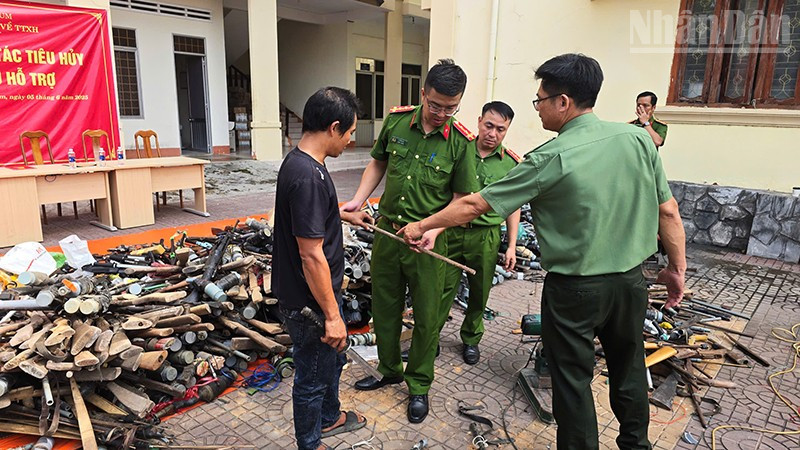Công an tỉnh Kon Tum hướng dẫn tiêu hủy vũ khí, công cụ hỗ trợ. ndo_tr_a2.jpg