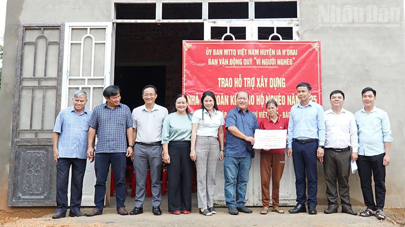 Chị Nguyễn Thị Huyền vui mừng bên căn nhà mơ ước. ndo_tr_a2.jpg