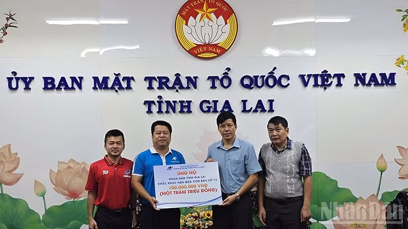 Đại diện Trường đại học Mở Thành phố Hồ Chí Minh trao bảng ủng hộ 100 triệu đồng tỉnh Gia Lai.