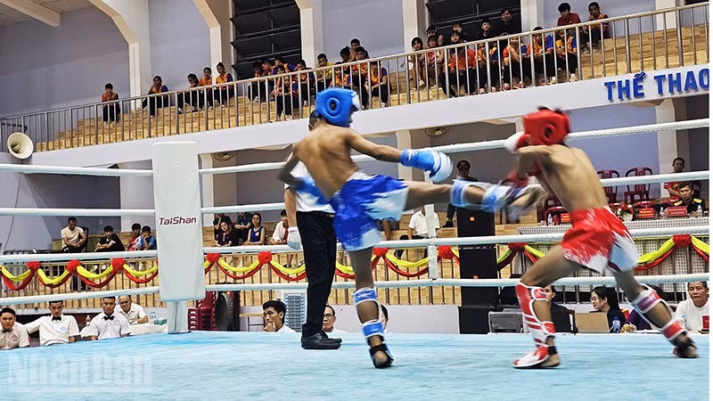 Một trận đấu hạng cân dưới 42kg nam, lứa tuổi 13-14.