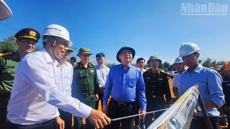 Phó Thủ tướng Hồ Quốc Dũng kiểm tra tiến độ thi công cao tốc Quy Nhơn-Pleiku.