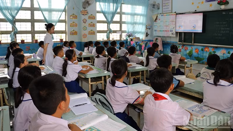 Lớp học tiếng Anh có trang bị ti-vi của Trường tiểu học Trần Phú, xã Ia Dom.