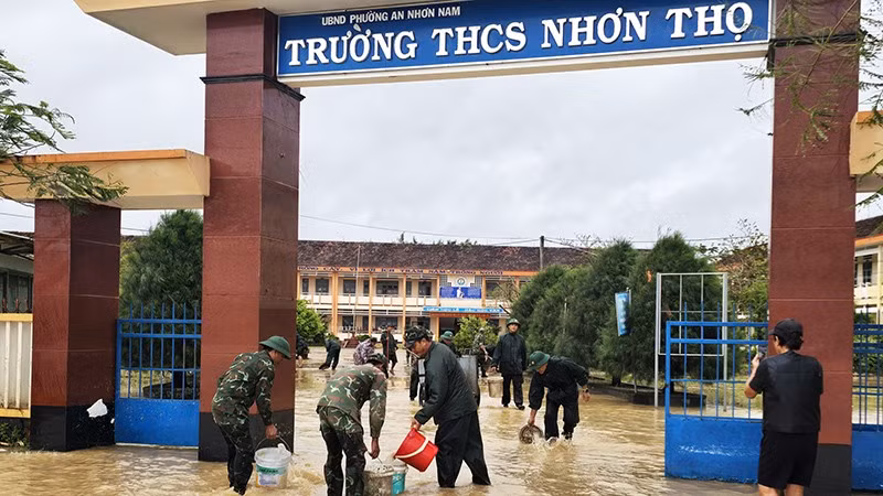 Cán bộ, chiến sĩ Trung tâm Huấn luyện quân sự quốc gia 2 vệ sinh Trường trung học cơ sở Nhơn Thọ, phường An Nhơn Nam.