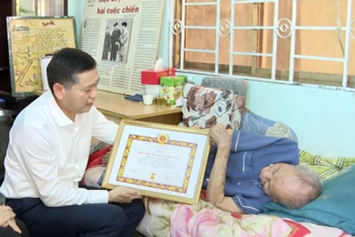 Phó Bí thư Thường trực Tỉnh ủy Nguyễn Long Hải thăm và trao Huy hiệu 80 năm tuổi Đảng cho đồng chí Trần Kim Giá .