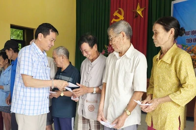 Đại diện Báo Nhân Dân tại Quảng Trị trao tiền cho người dân thôn Hội Kỳ, xã Nam Hải Lăng.