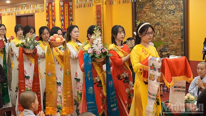 Lễ dâng hương Vu lan báo hiếu. (Ảnh: XUÂN HƯNG)
