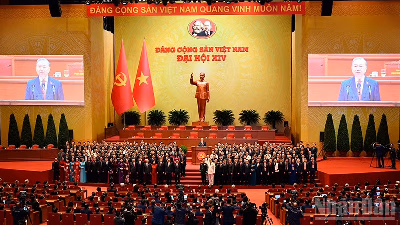 Ban Chấp hành Trung ương khóa XIV ra mắt Đại hội. (Ảnh: nhandan.vn)