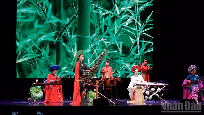 Các nghệ sĩ Học viện Âm nhạc Quốc gia Việt Nam trình diễn tại Lễ kỷ niệm.