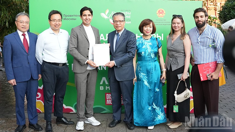 Đại sứ Việt Nam tại Liên bang Nga Đặng Minh Khôi gửi lời cảm ơn Chính quyền thành phố Moskva vì sự hỗ trợ toàn diện trong việc tổ chức lễ hội. ndo_br_dsc01602.jpg