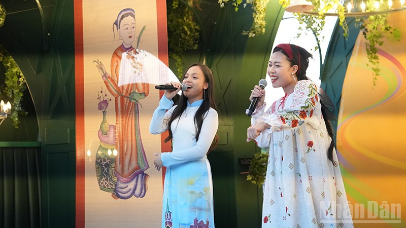 Người dân Moskva luôn dành nụ cười và những tràng pháo tay nồng nhiệt cho những người bạn Việt Nam. ndo_br_dsc01802.jpg