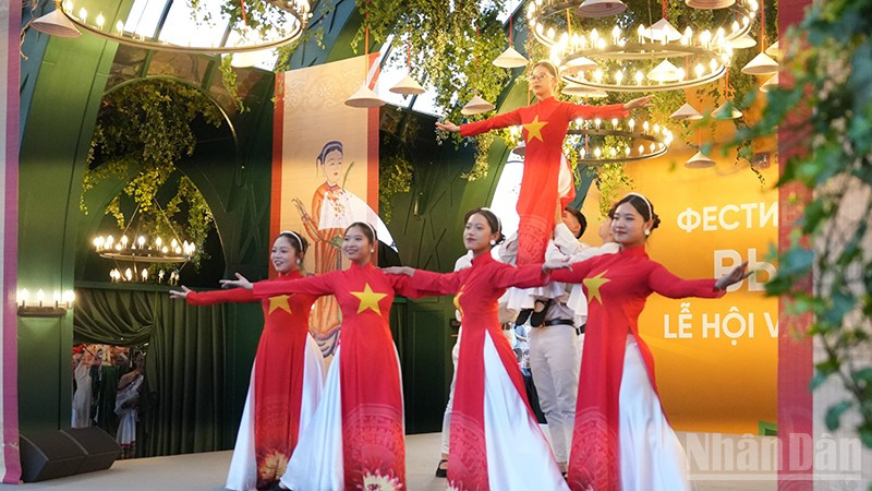 Nhiều chương trình văn nghệ đặc sắc của các nghệ sĩ và sinh viên Việt Nam đang làm việc, học tập tại Liên bang Nga đã gây xúc động cho khán giả. ndo_br_dsc01814.jpg