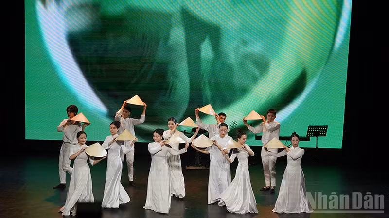 Tiết mục biểu diễn trong khuôn khổ chương trình nghệ thuật “Ánh sáng Phương Đông”. (Ảnh: XUÂN HƯNG)