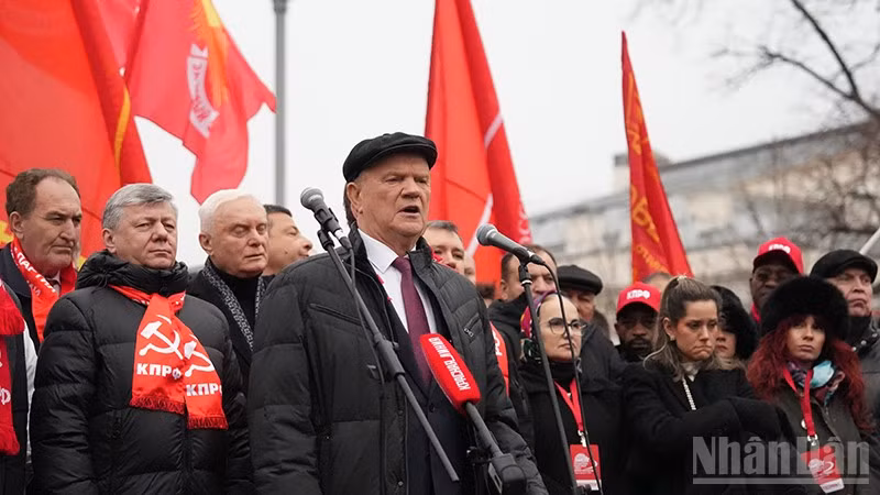Chủ tịch Đảng Cộng sản Liên bang Nga Gennady Zyuganov phát biểu tại lễ mít-tinh kỷ niệm 108 năm Cách mạng Tháng Mười vĩ đại. (Ảnh: XUÂN HƯNG)