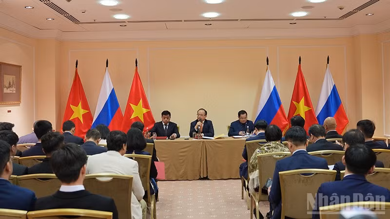 Hội nghị tổng kết hoạt động năm 2025 và triển khai phương hướng nhiệm vụ năm 2026 của Liên hiệp các tổ chức người Việt Nam tại Liên bang Nga. (Ảnh: XUÂN HƯNG)