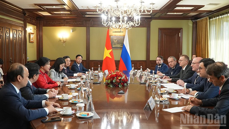 Phu nhân Ngô Phương Ly gặp và trao đổi thân tình với Phó Thủ tướng Liên bang Nga Dmitry Chernyshenko. (Ảnh: XUÂN HƯNG) ndo_br_dsc08893.jpg