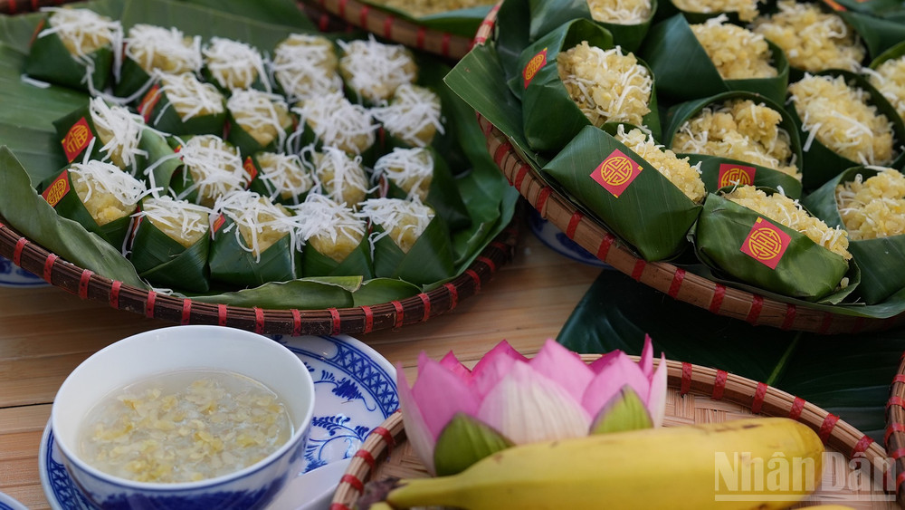 Cốm - biểu tượng ẩm thực tinh tế của Hà Nội, không chỉ là món ăn mà còn là cả một nghệ thuật – kết tinh của nhịp sống nông nghiệp, nhịp thở đô thị và tình cảm của người Hà Nội dành cho đất trời. ndo_br_dsc09882.jpg