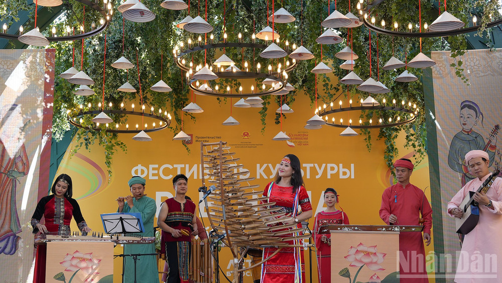 Với khoảng 1 triệu người tham quan khu vực này mỗi tháng, Lễ hội là dịp để người dân Nga, nhất là giới trẻ, làm quen và trải nghiệm trực tiếp các nét đẹp văn hóa của Việt Nam. Tại Lễ khai mạc, các nghệ sĩ Việt Nam chia sẻ, họ muốn đưa người nghe đi từ rừng núi hùng vĩ đến đồng bằng thơ mộng của Việt Nam, từ hoài niệm tới hiện đại; kể chuyện đất nước mình bằng âm nhạc, bằng tình cảm nồng hậu và sự hiếu khách của người phương Đông. ndo_br_dsc09574.jpg