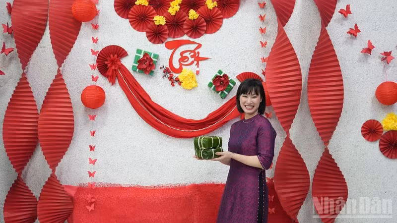 Thí sinh tham gia cuộc thi bên "sản phẩm" của mình. (Ảnh: XUÂN HƯNG)