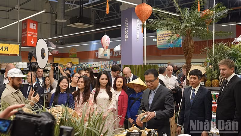 Đại sứ Việt Nam tại Liên bang Nga Đặng Minh Khôi thăm "Góc Việt Nam".