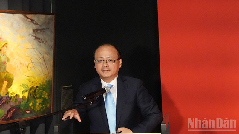 Đại diện Quỹ thúc đẩy phát triển hợp tác Nga-Việt "Truyền thống và hữu nghị", đơn vị đồng hỗ trợ tổ chức Triển lãm, phát biểu. (Ảnh: XUÂN HƯNG) ndo_br_dsc01221.jpg