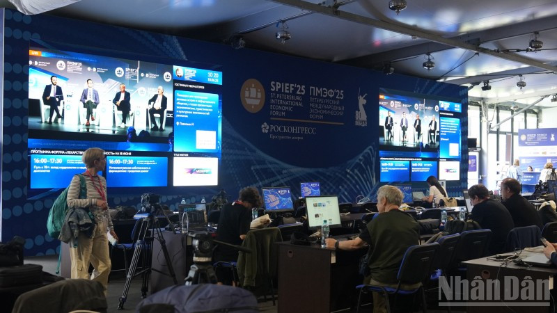 Trung tâm báo chí tại SPIEF 2025. (Ảnh: XUÂN HƯNG) ndo_br_dsc06365.jpg