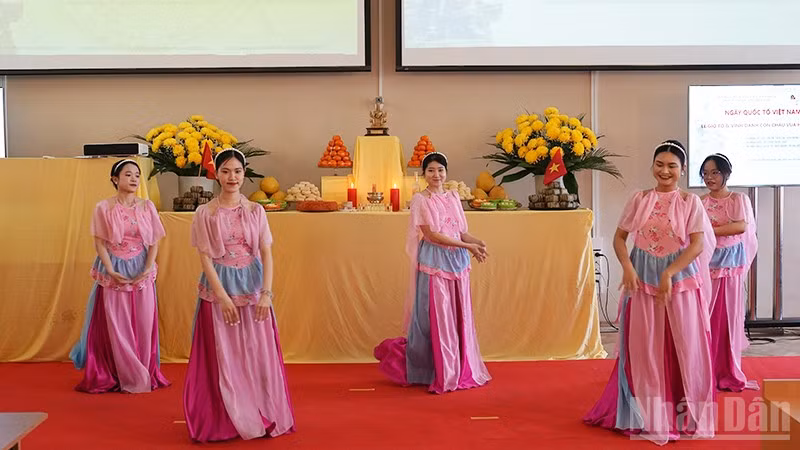 Tiết mục văn nghệ do sinh vi&ecirc;n Việt Nam đang sinh sống, học tập tại Saint Petersburg biểu diễn để lại nhiều ấn tượng. (Ảnh: XU&Acirc;N HƯNG)