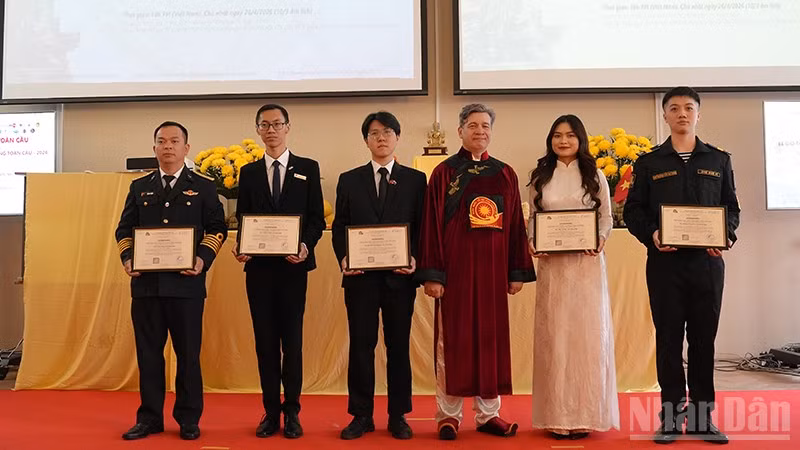 C&aacute;c học vi&ecirc;n, sinh vi&ecirc;n được vinh danh. (Ảnh: XU&Acirc;N HƯNG)