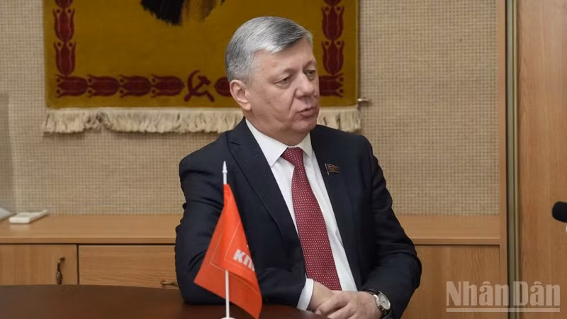 Đồng chí Dmitry Novikov, Phó Chủ tịch Đảng Cộng sản Liên bang Nga, Phó Chủ tịch thứ nhất Ủy ban Đối ngoại Duma Quốc gia (Hạ viện) Nga. 