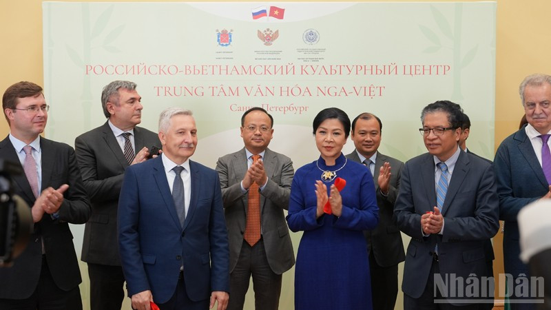 Khai trương Trung tâm Văn hóa Nga-Việt tại thành phố Saint Petersburg. (Ảnh: XUÂN HƯNG)