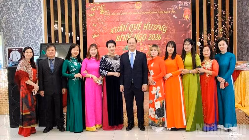 Tổng lãnh sự Việt Nam tại Vladivostok Nguyễn Việt Kiên chụp ảnh lưu niệm cùng cộng đồng người Việt tại Primorye.