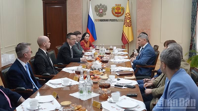 Quang cảnh cuộc gặp, làm việc với các nhà báo quốc tế.