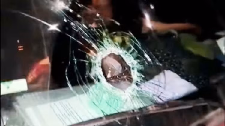 Kính chắn gió của một xe tải bị vỡ sau khi bị ném đá khi di chuyển trên cao tốc qua phía bắc tỉnh Quảng Trị