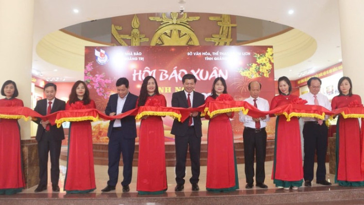 Các đại biểu cắt băng khai mạc Hội báo xuân Bính Ngọ 2026 của tỉnh Quảng Trị.