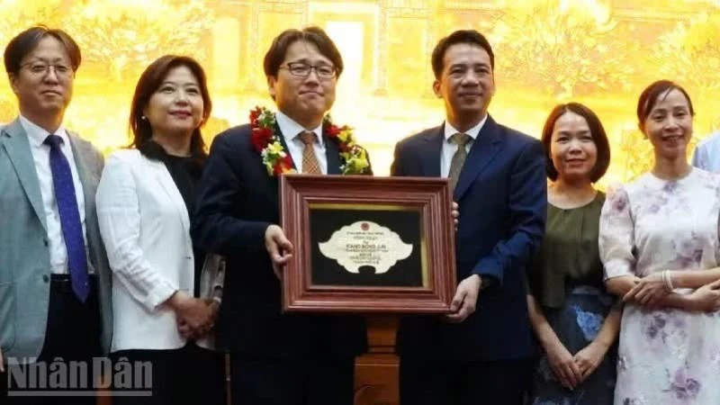 Ông Kang Bong Jun nhận danh hiệu vì đóng góp cho Huế trong hơn 15 năm