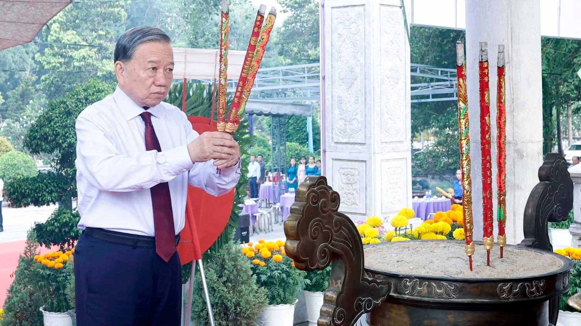 Tổng Bí thư Tô Lâm dâng hương tưởng niệm các anh hùng liệt sĩ tại Nghĩa trang Đồi 82