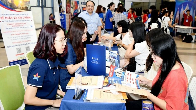 Đại học Kinh tế Quốc dân hỗ trợ học sinh lớp 12 định hướng tương lai qua chương trình trải nghiệm